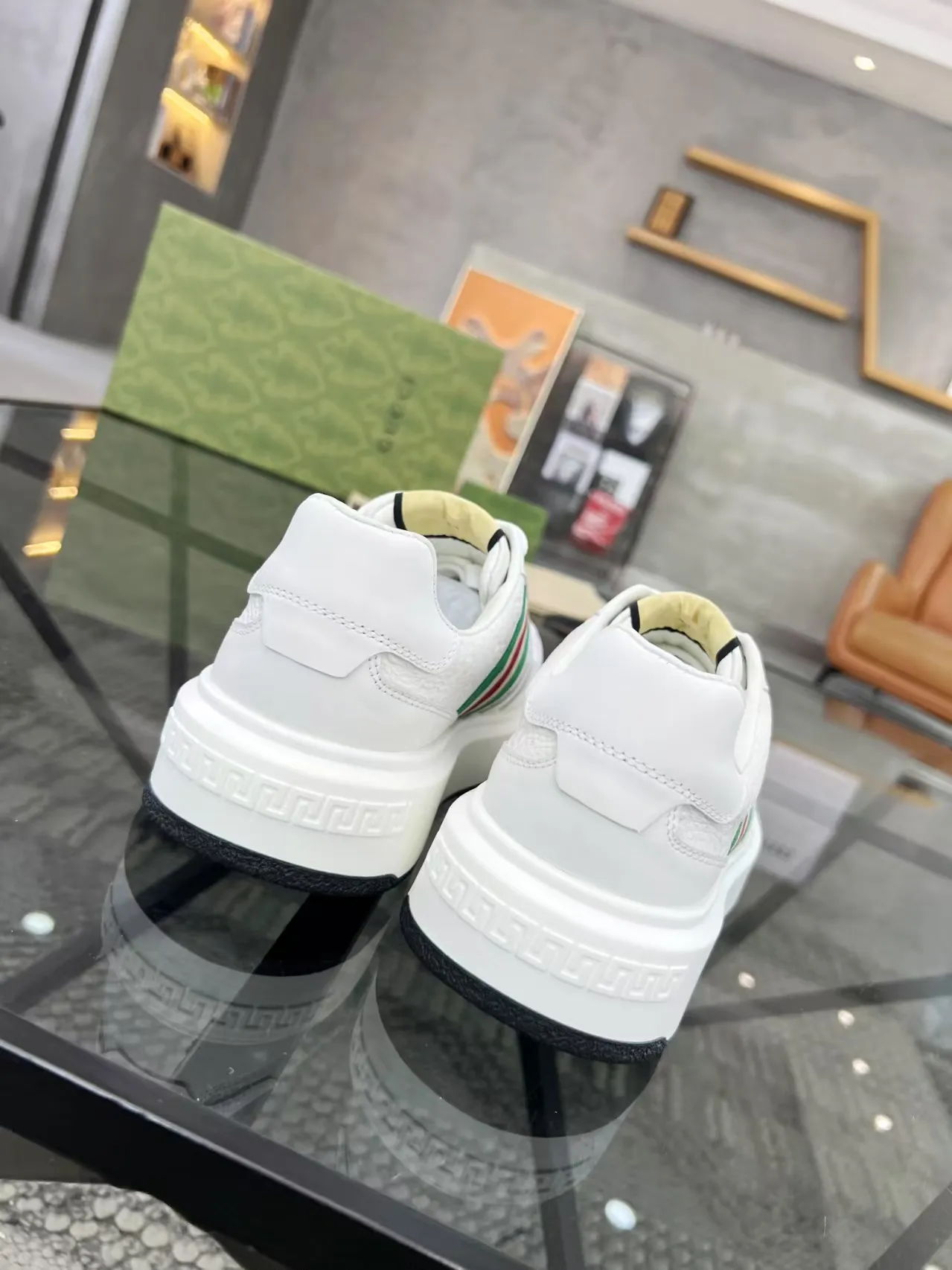 Men's clothing, men's shoes, men's clothing, men's 💰460 new men's shoes GUCCI] latest shoes shipped. Original quality, fashionable, made of special materials, sheepskin lining, brand new packaging. The foot feels super comfortable and the workmanship is impeccable. Size: 38-45